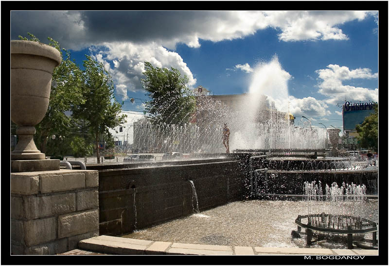 photo "... see you at the fountain." tags: genre, city, 