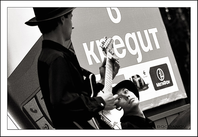 photo "Music on credit" tags: genre, black&white, 