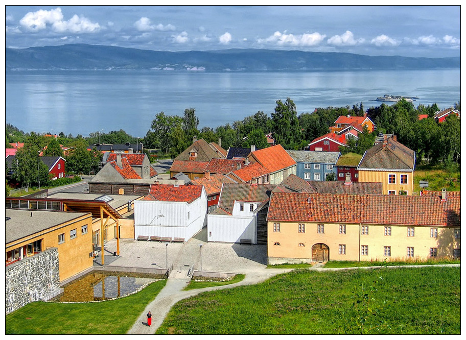 photo "red roofs" tags: architecture, landscape, water