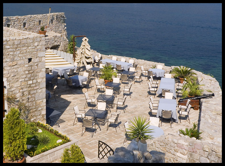 photo "Right restaurant near a sea" tags: travel, architecture, landscape, Europe