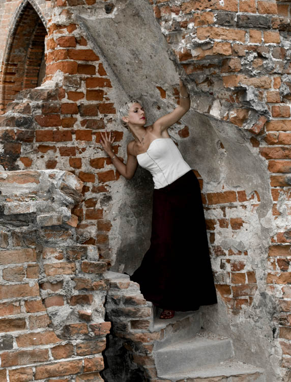 фото "На фоне руин." метки: портрет, женщина