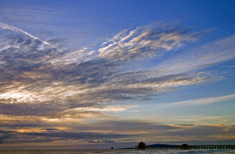 photo "Clouds over the beach pier" tags: landscape, clouds