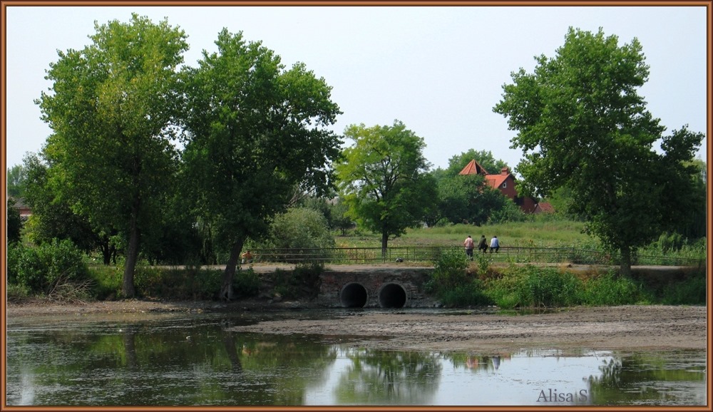photo "Река пересохла, но вода потихоньку поступает на другую сторону моста и рыбаки ловят, рыбу." tags: landscape, water