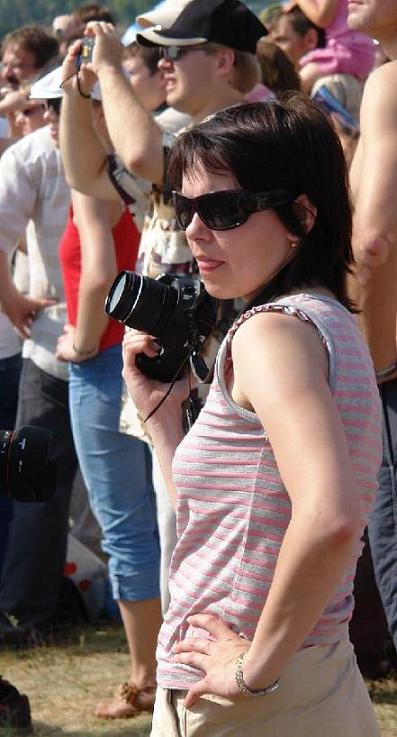 photo "colleagues at the air show" tags: portrait, reporting, woman