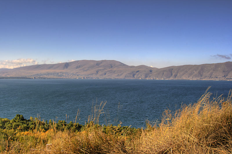Озеро севан вода. Полуостров Севан Армения. Пенинсула Севан. Озеро Севан пляж.