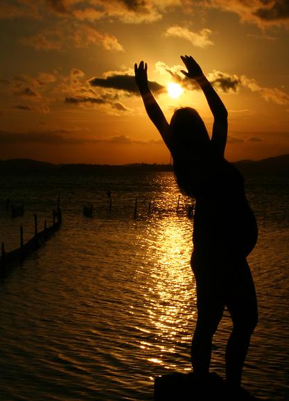 photo "Getting the sun" tags: portrait, landscape, sunset, woman