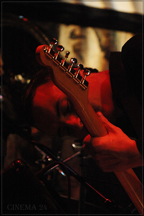 photo "Playing the guitar" tags: , 