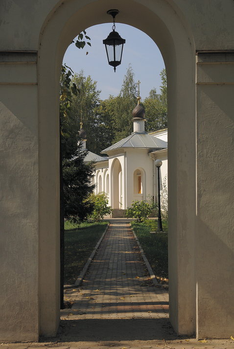 photo "A path to church" tags: architecture, landscape, 