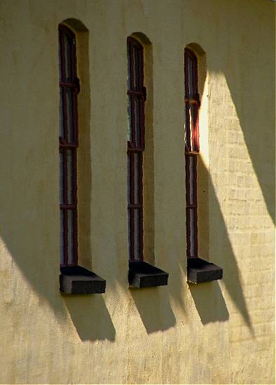 photo "Window and shadow." tags: architecture, landscape, 