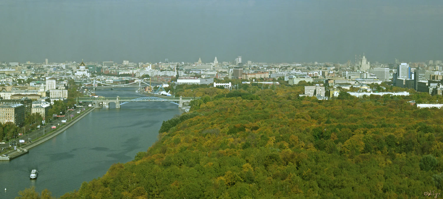 photo "Kind from 20 floors through dirty glass." tags: panoramic, city, 