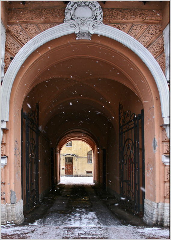 photo "Arch with the first snow .." tags: architecture, landscape, 