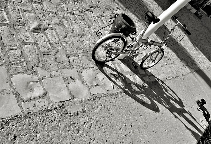 photo "shadow and it's bike" tags: architecture, travel, landscape, Africa