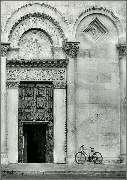 photo "Parishioner" tags: architecture, black&white, landscape, 