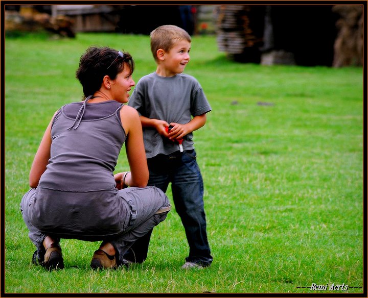 photo "look there mummy !!" tags: portrait, children, woman