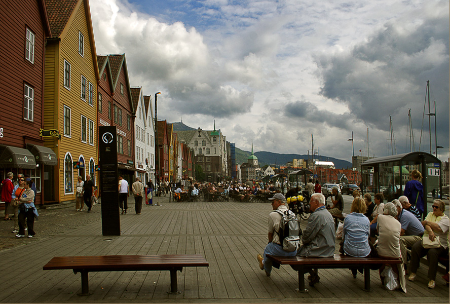 photo "Bergen-town tourists" tags: architecture, genre, landscape, 