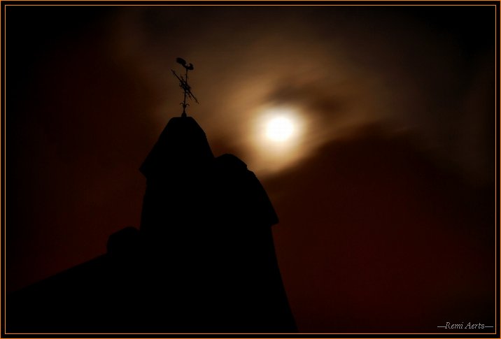 photo "the cock, the moon and I" tags: architecture, landscape, night