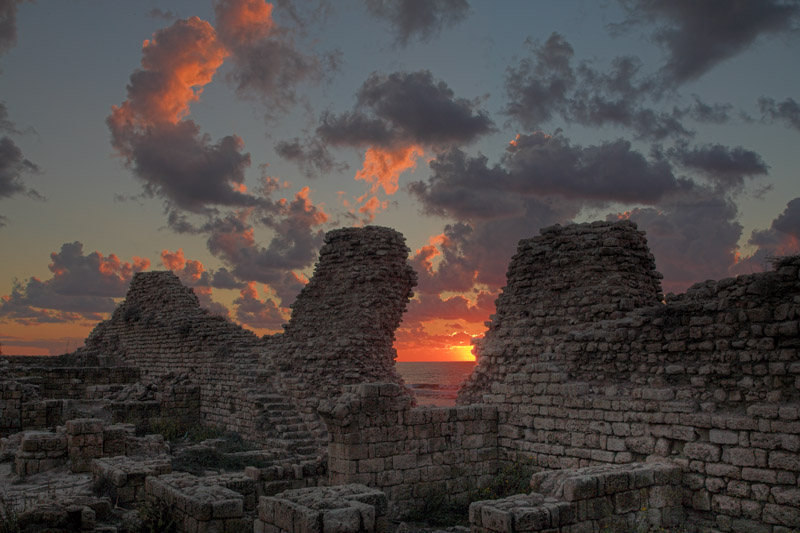 фото "Sunset on ruins of ancient fortress" метки: пейзаж, закат, облака