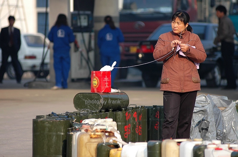 photo "diesel shortage" tags: travel, reporting, Asia