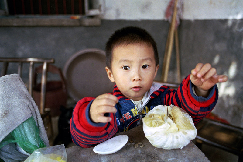 photo "Uncle, wanna eat?" tags: portrait, children