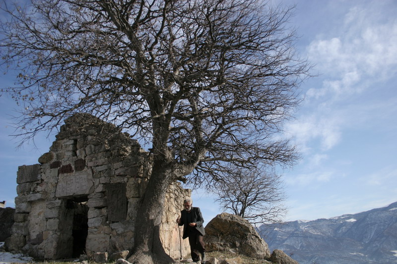 фото "Old church, old tree, old man 1" метки: жанр, репортаж, 