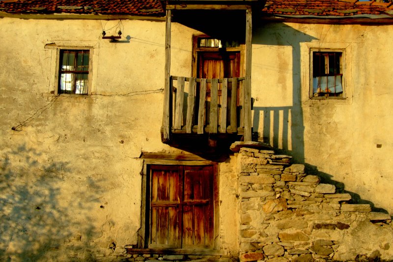 photo "village life (house)" tags: architecture, travel, landscape, Europe