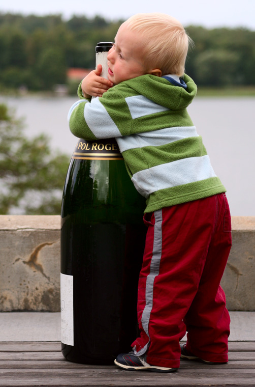 photo "Bottle size" tags: portrait, humor, children