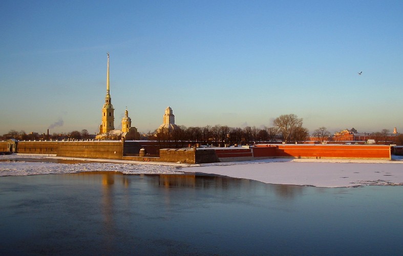 photo "The Peter and Paul Fortress" tags: architecture, landscape, water