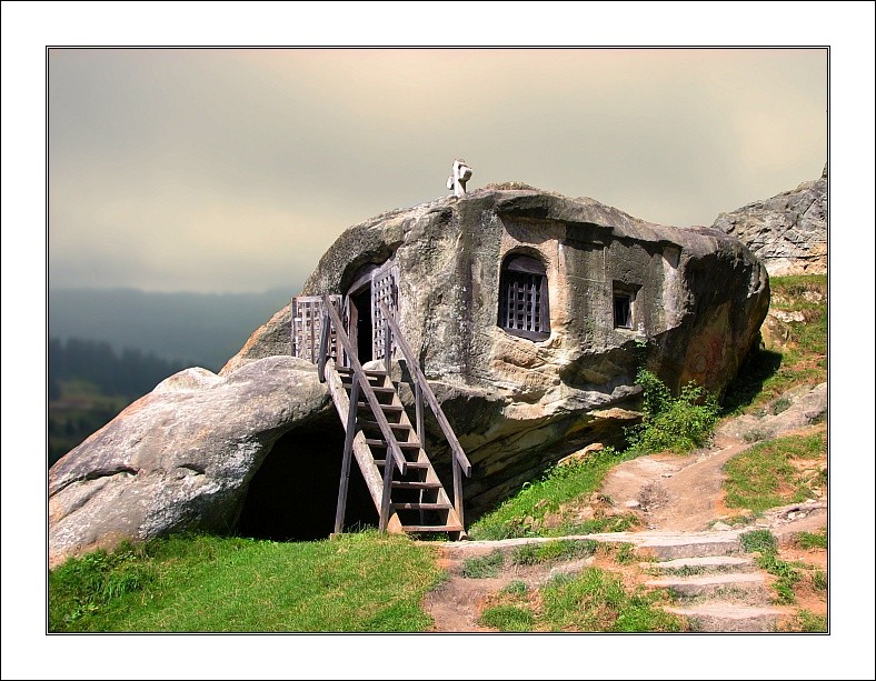 photo "house in rock" tags: landscape, architecture, 