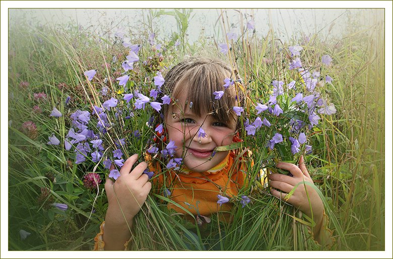 photo "Lisa In Bells" tags: portrait, children