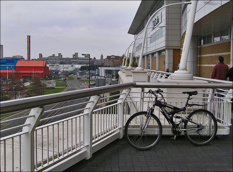 photo "The owner has shopping" tags: architecture, travel, landscape, Europe