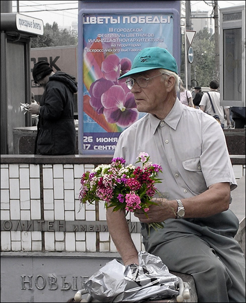 photo "- Buy, please, flowers!.." tags: portrait, genre, man