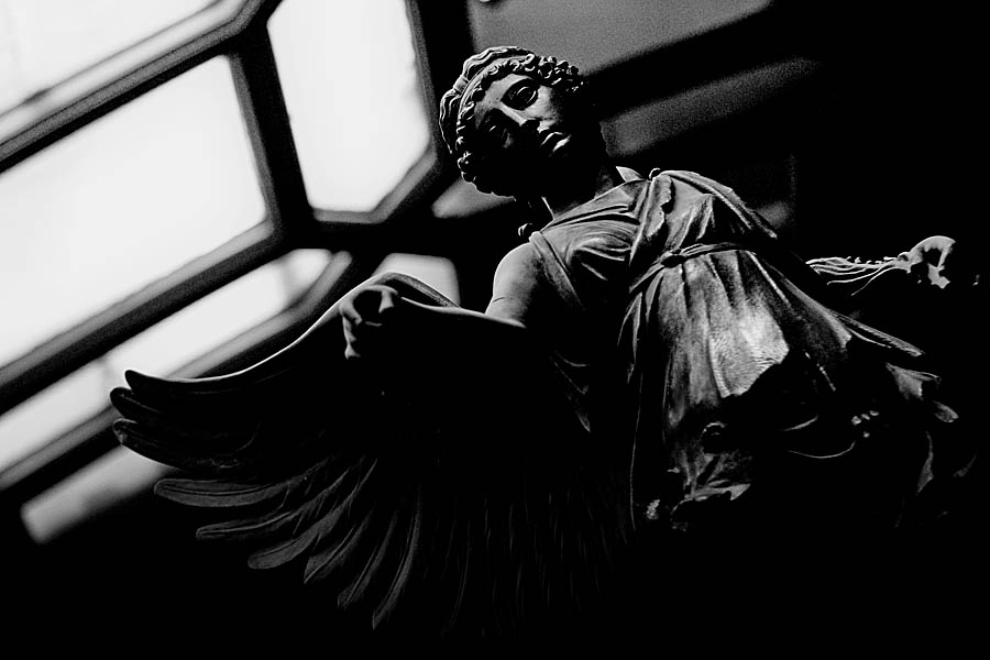 photo "guardian angel" tags: black&white, interior, fragment, 