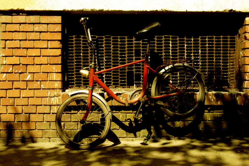 photo "bike in the shade" tags: still life, city, 