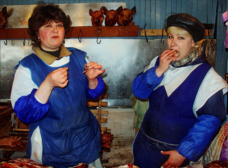 photo "MARKET ATTITUDES: domestic pork is better" tags: portrait, genre, woman