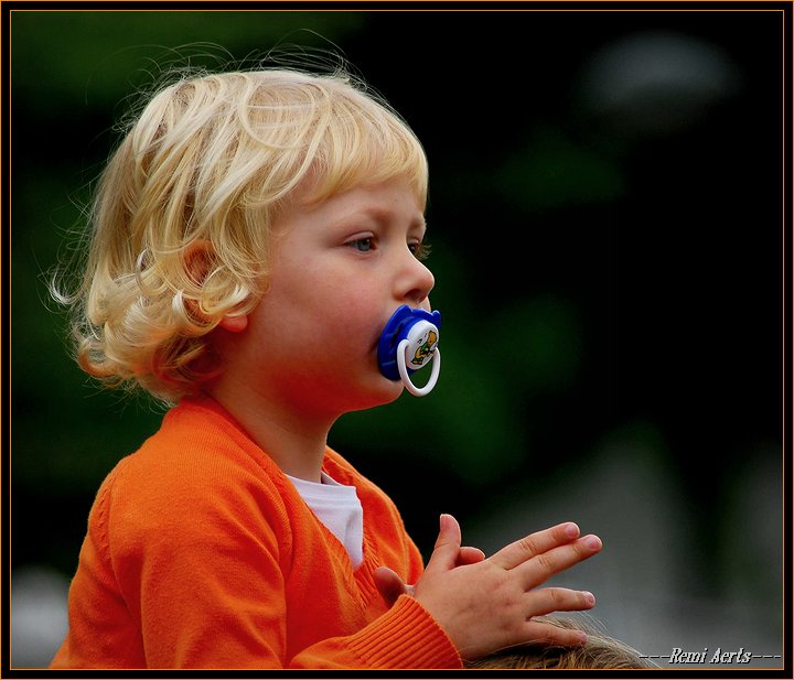 photo "I am here the boss !" tags: portrait, reporting, children