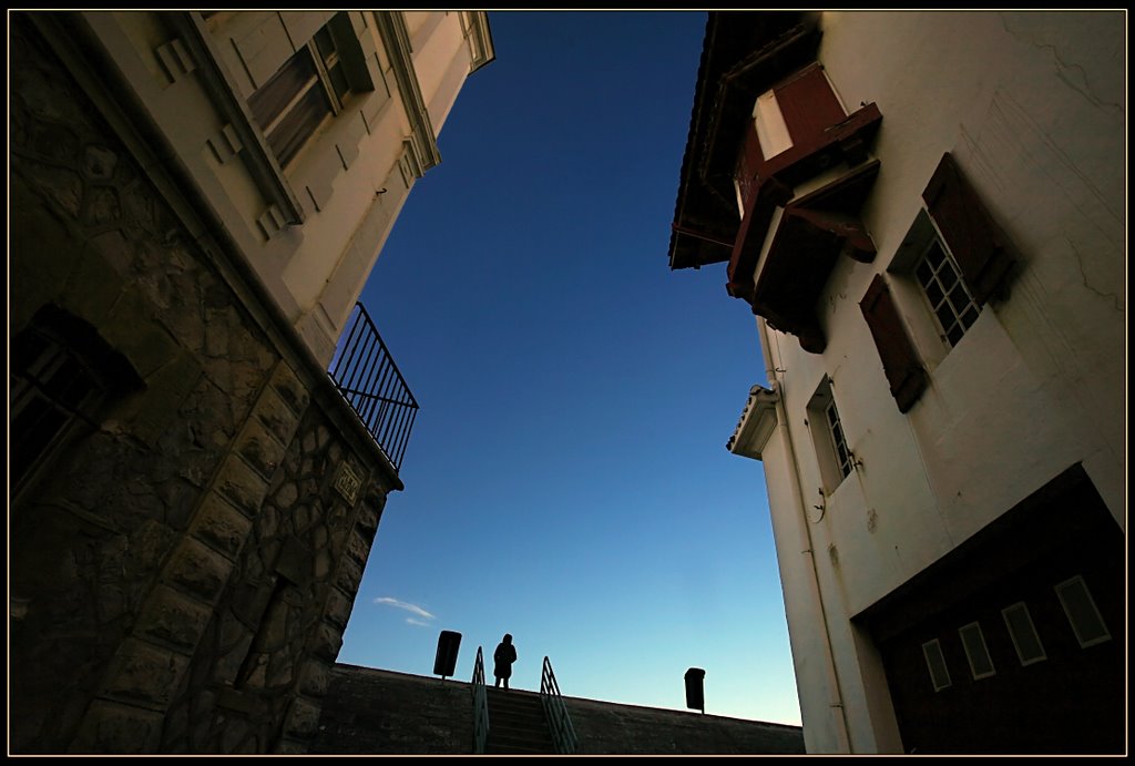 photo "A Crooked Old World" tags: architecture, portrait, landscape, woman