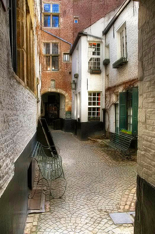 photo "The Yard That Tells The Stories" tags: architecture, city, landscape, 