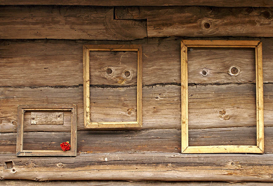 photo "Portraits on the wall of a shed :)" tags: , 