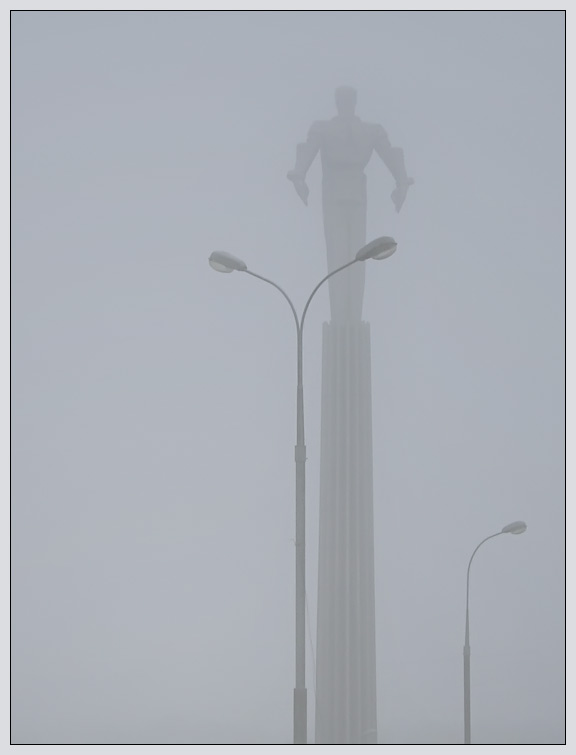 photo "Gagarin monument. Moscow. Fog" tags: , 