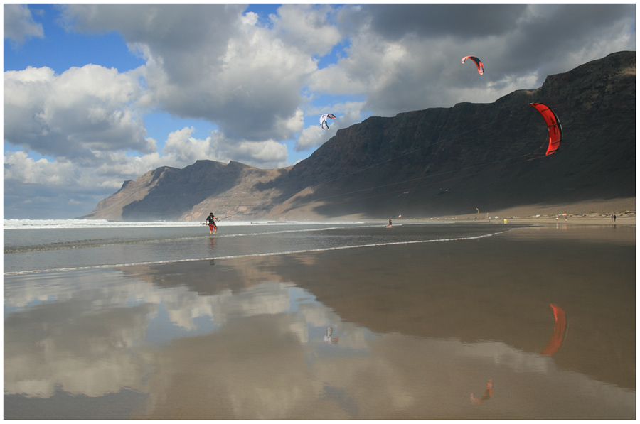 photo "The walk back" tags: landscape, mountains, water