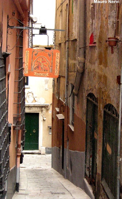 photo "old corners in old Genoa, Italy" tags: architecture, landscape, 