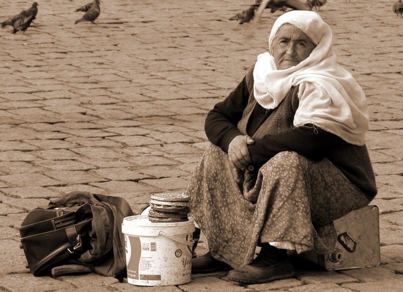 photo "Bird food" tags: black&white, portrait, woman