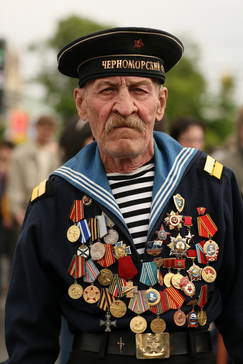 День победы деда ордена. Ветераны моряки. Ряженый ветеран. Ряженые ветераны. Ветераны с орденами.