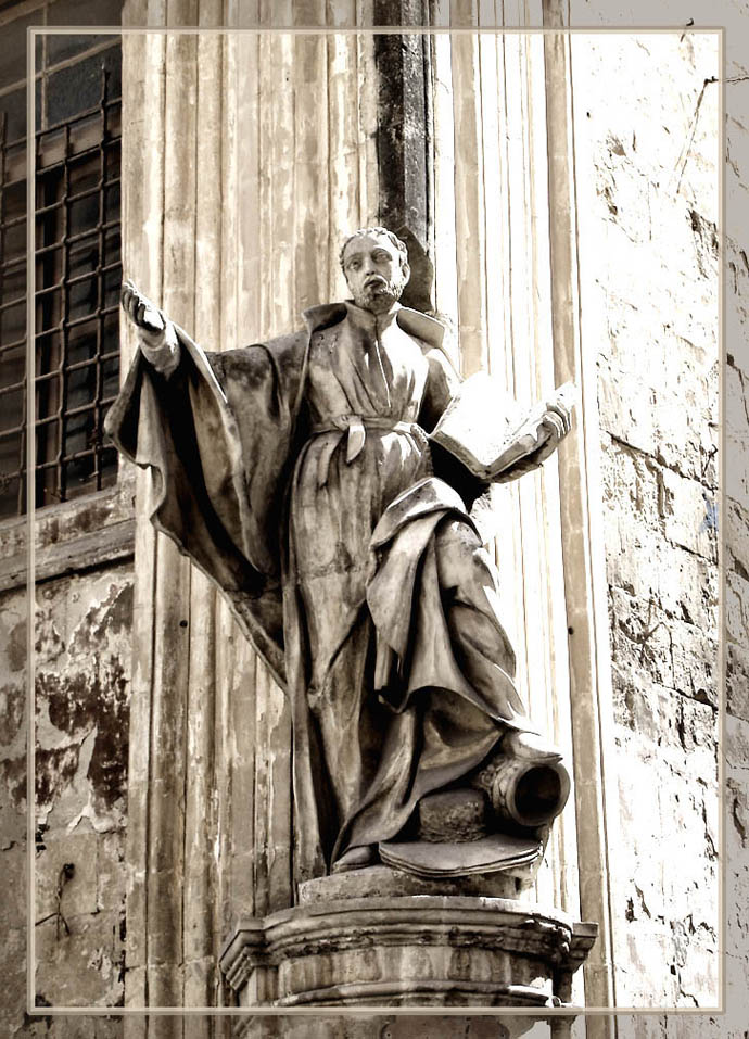 photo "Statue of saint." tags: , 
