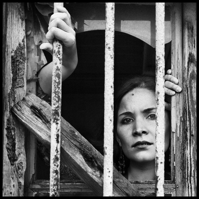 photo "imprisoned" tags: black&white, portrait, woman