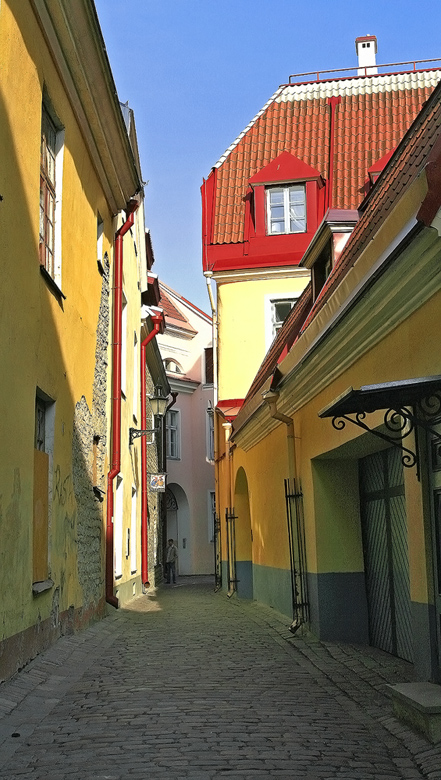 фото "Весна в старом Таллинне. В глубине узких улочек." метки: архитектура, путешествия, пейзаж, Европа