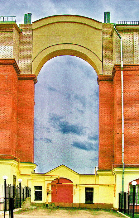 photo "It's more cool then Rene Magritt, or Another Brick In The Wall" tags: city, landscape, clouds