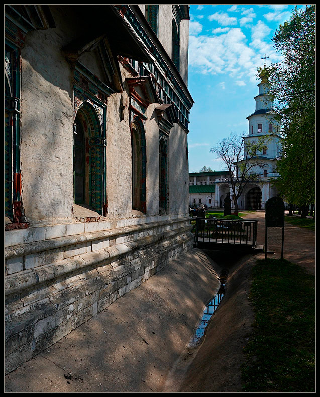 photo "Near the old walls." tags: architecture, landscape, 