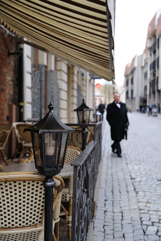фото "мужчина с видом на кафе" метки: город, путешествия, Европа