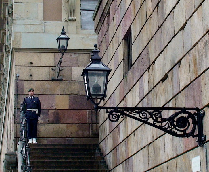 photo "Guard witch the lanterns" tags: genre, travel, Europe